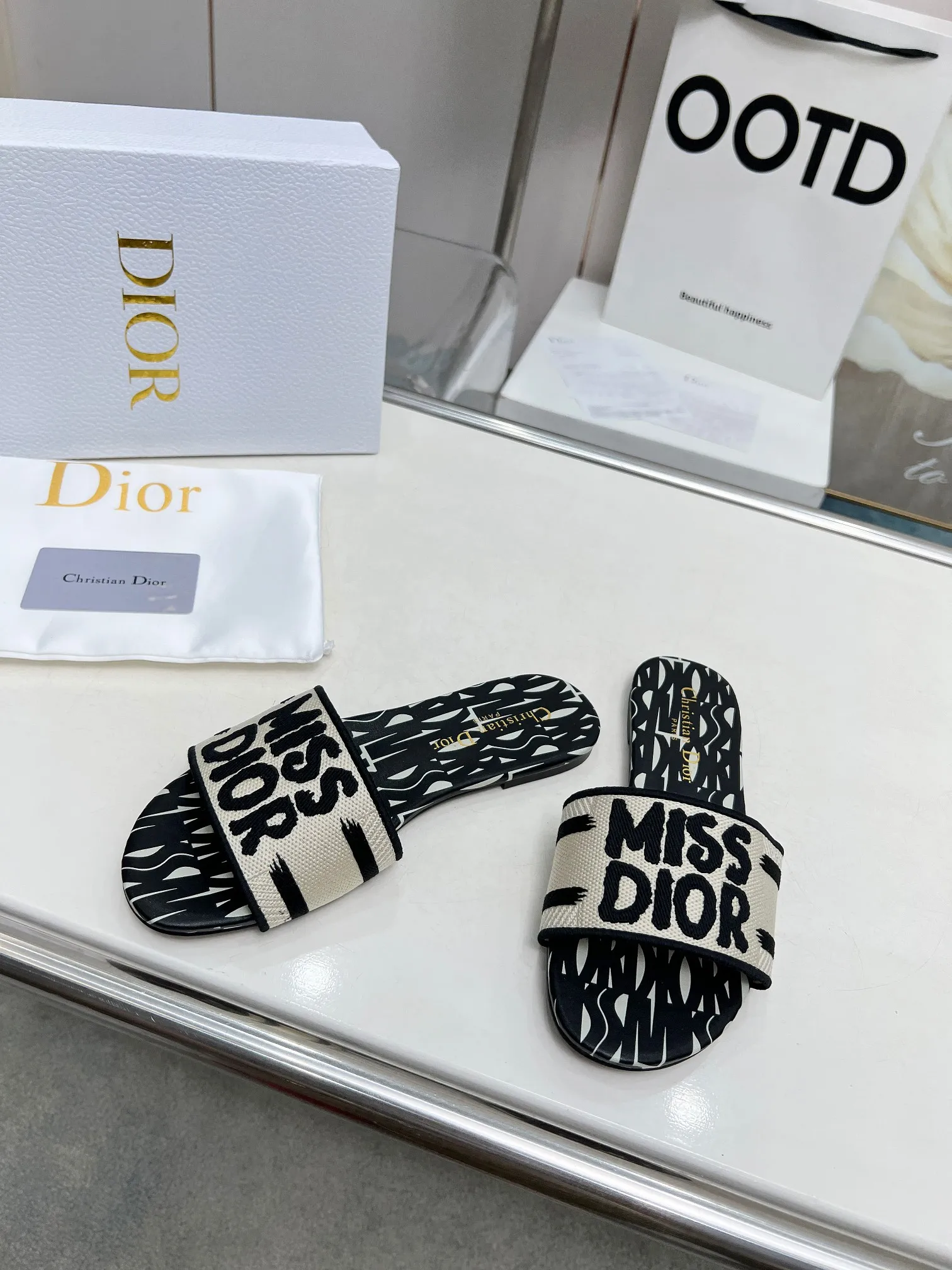 👟👟Ex-factory price 300👟👟 •Dior women's presbyopic embroidered leather-soled slippers Christian Dior has always been synonymous with magnificence and elegance, and has always been at the top of the fashion world👍 What is particularly worth mentioning is: the embroidered ✨ pattern on the sole, which reproduces one of the cherished symbols of Christian Dior✅More than a hundred colors to choose from ◽️️Upper: selected top-quality embroidered cotton ◽️Inner lining: imported sheepskin ◽Number 35-40 (41.42.43 customized)